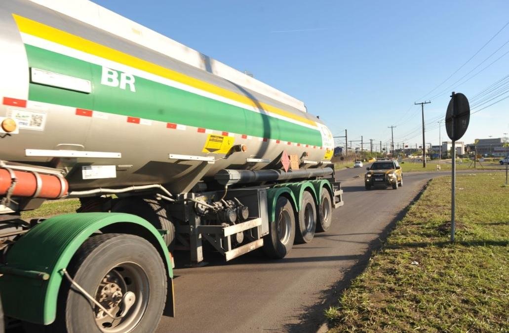 BM escoltando caminh&atilde;o-tanque da Refap