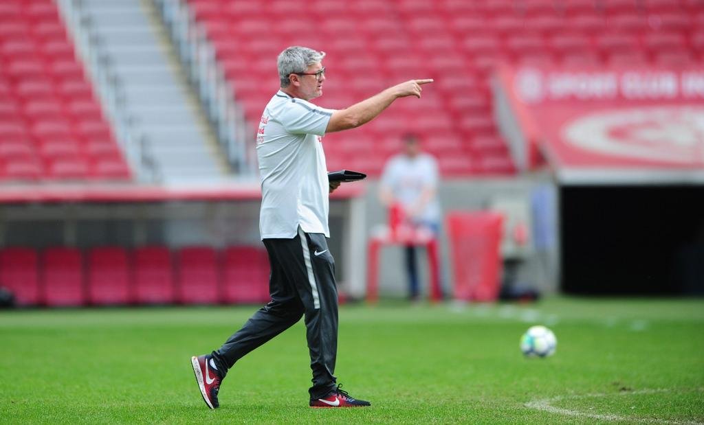 Odair Hellmann s&oacute; divulgar&aacute; o time que pega o Sport minutos antes da bola rolar