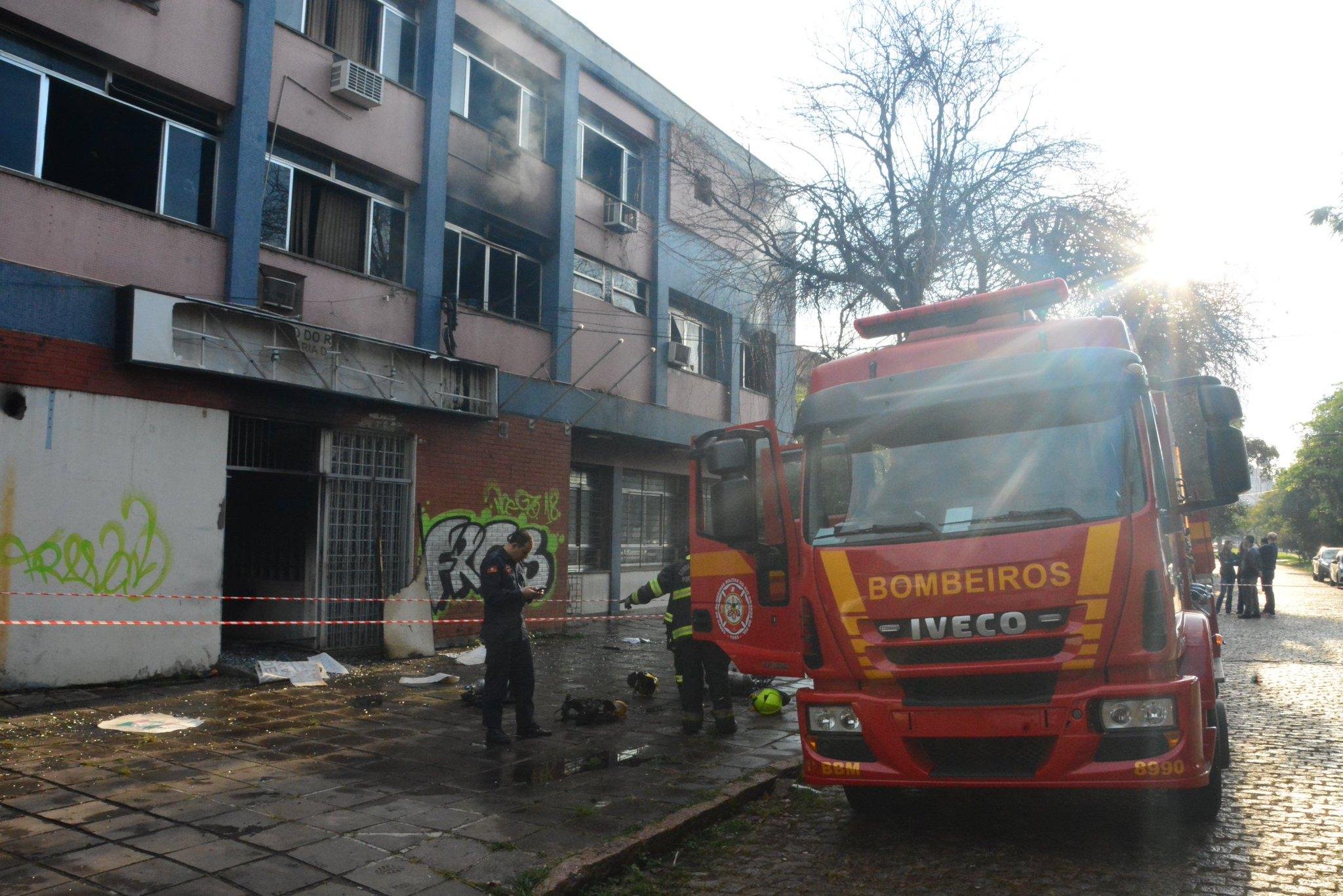 Inc&ecirc;ndio atingiu o t&eacute;rreo e o primeiro andar do im&oacute;vel na avenida Princesa Isabel