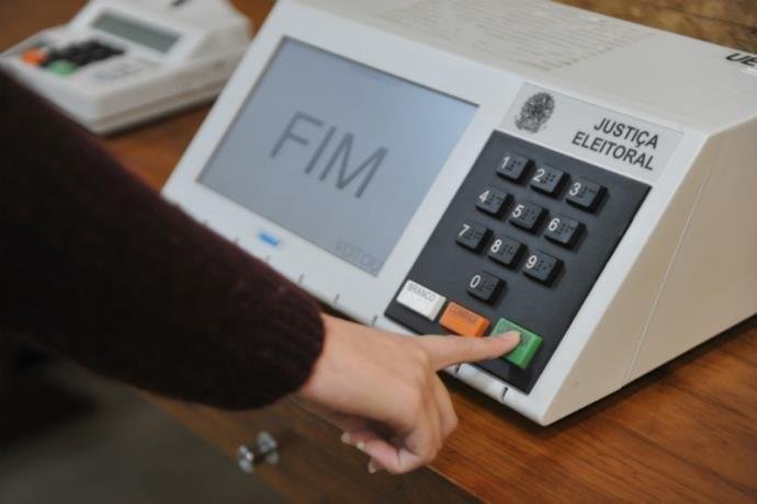 Eleitores t&ecirc;m at&eacute; as 17h para votar