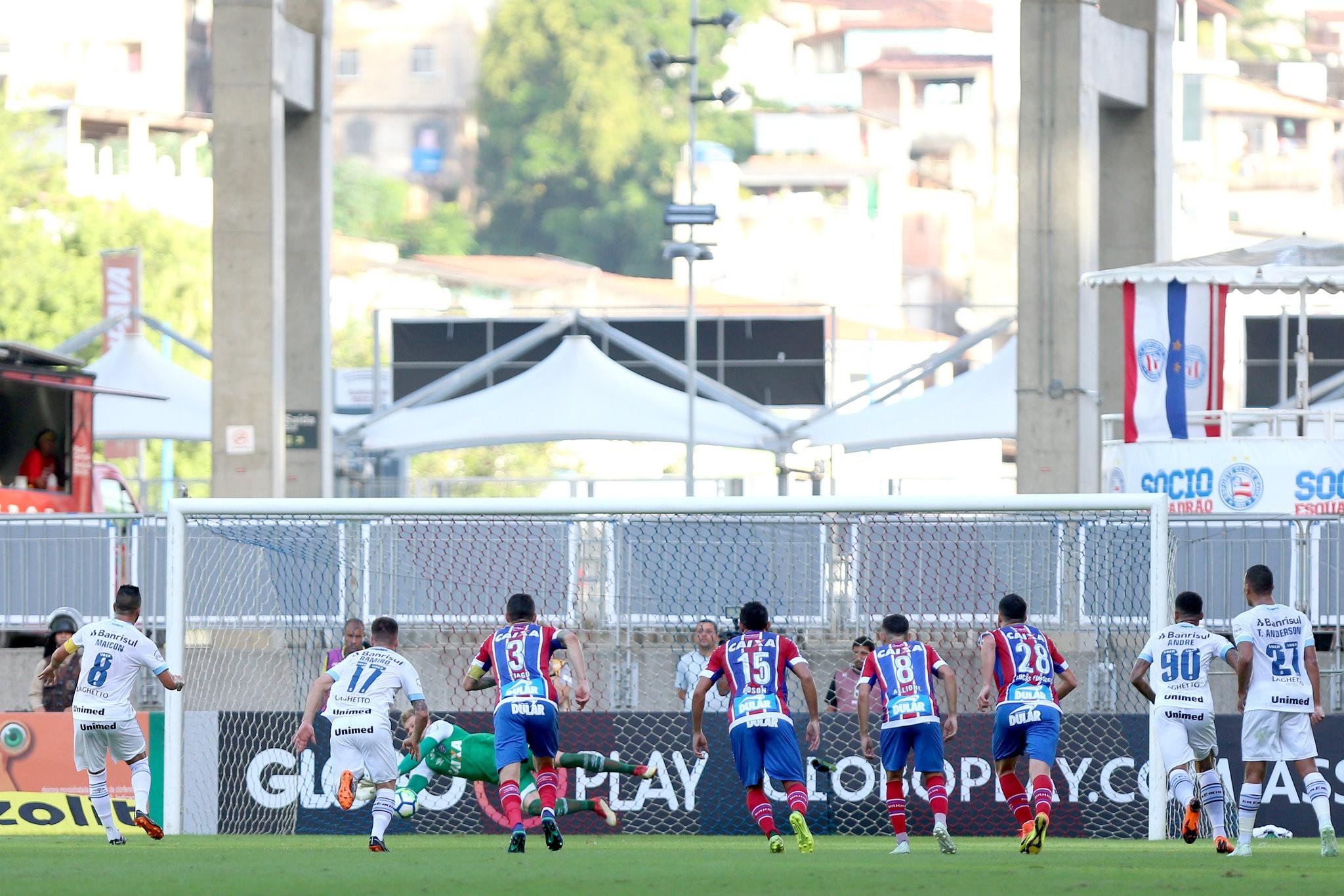 Maicon abriu o placar aproveitando rebote do p&ecirc;nalti