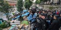 Migrantes são retirados de acampamentos em Paris