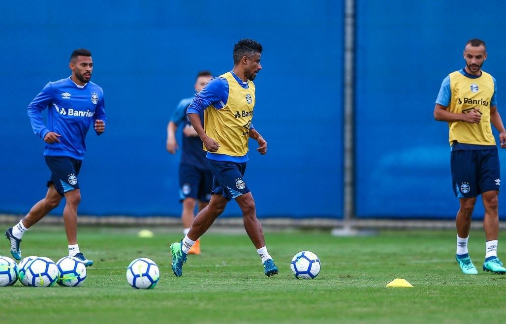 L&eacute;o Moura espera jogo franco entre Gr&ecirc;mio e Palmeiras  