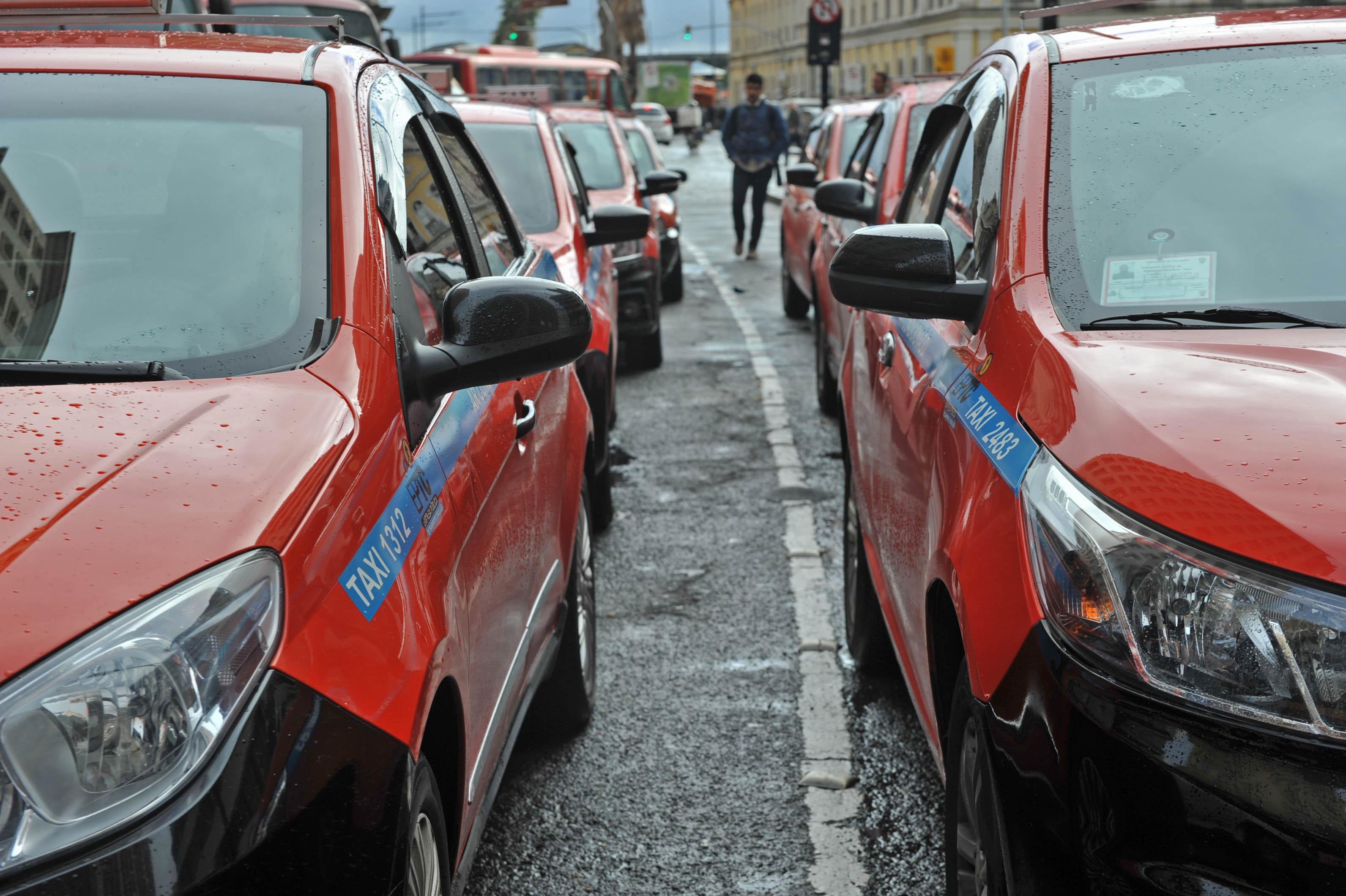 Entre outras novidades, taxistas ter&atilde;o que realizar exame toxicol&oacute;gico uma vez por ano