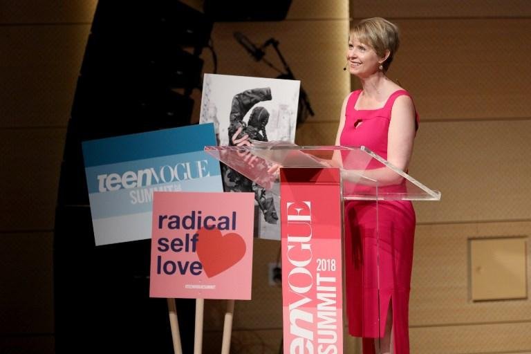 Cynthia Nixon lan&ccedil;a campanha nos 20 anos de "Sex and The City"