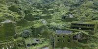 Vegetação toma conta de vilarejo abandonado na China