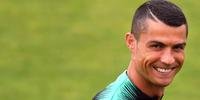 Cristiano Ronaldo sorri durante treino da seleção portuguesa em preparação para a Copa da Rússia