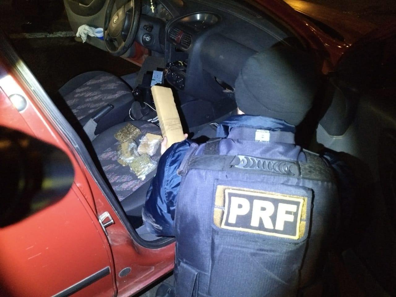 Drogas estavam escondidas no ve&iacute;culo