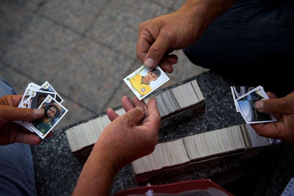 Colecionar figurinhas da Copa virou febre