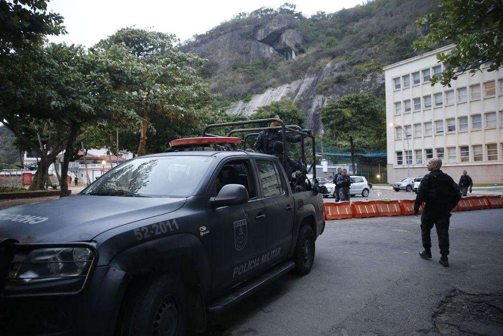 Pol&iacute;cias e For&ccedil;as Armadas cercam favelas na zona sul do Rio