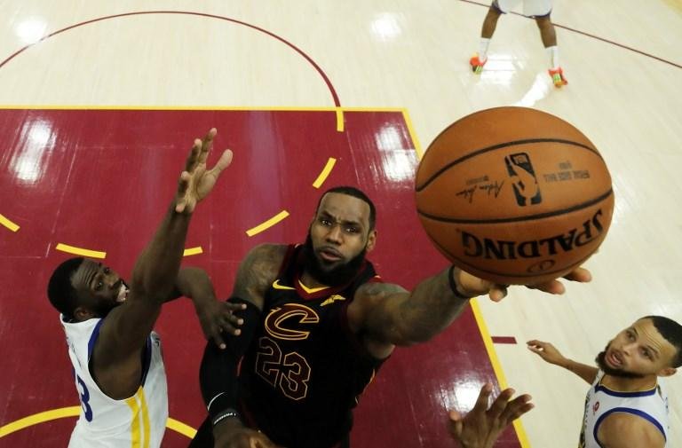 LeBron revela que jogou &uacute;ltimas partidas da decis&atilde;o com a m&atilde;o quebrada
