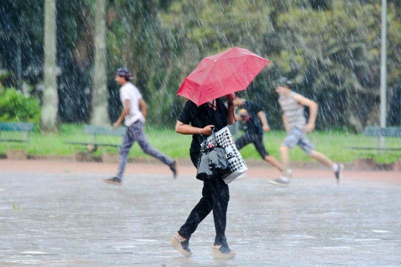 Tempo vira e domingo deve ser de chuva no RS 