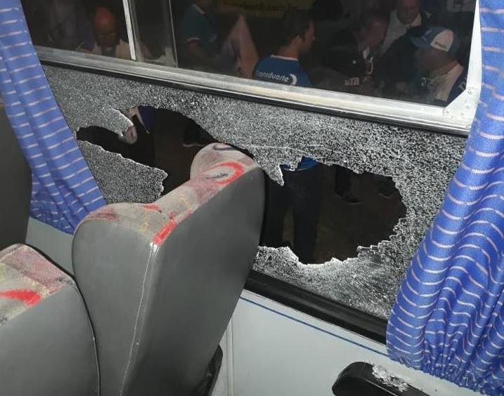 &Ocirc;nibus com torcedores foi apedrejado em Porto Alegre e S&atilde;o Leopoldo