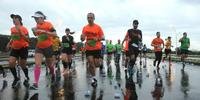 Chuva não afastou os mais de 10 mil participantes da Maratona de Porto Alegre