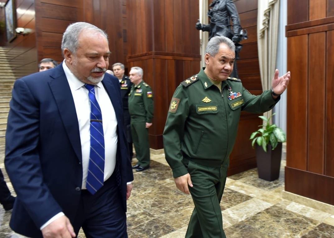 Ministro Avigdor Lieberman lamentou por Twitter que elite de futebol argentino n&atilde;o tenha resistido &agrave; press&otilde;es