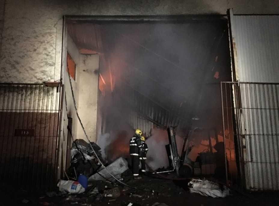  Inc&ecirc;ndio destr&oacute;i dep&oacute;sito de reciclagem em Alvorada