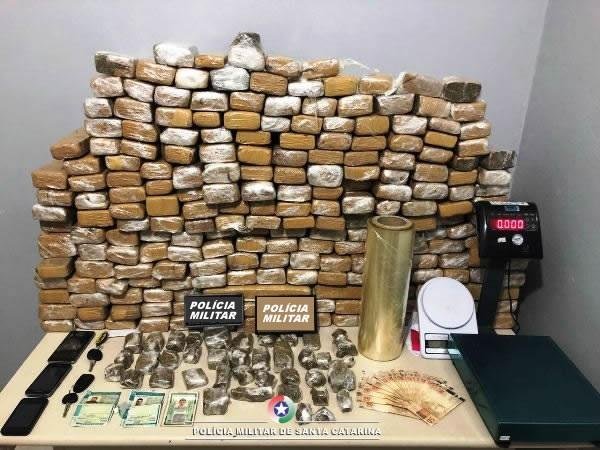 Drogas apreendidas durante a&ccedil;&atilde;o da Pol&iacute;cia Civil
