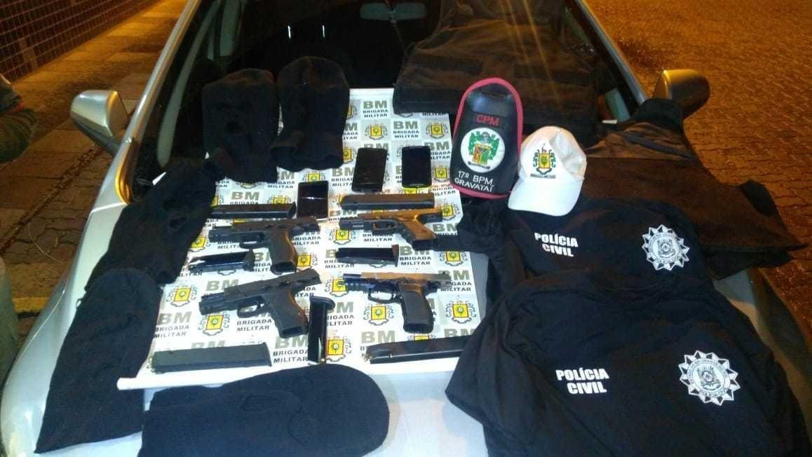 Armas, camisetas e toucas apreendidas com os criminosos