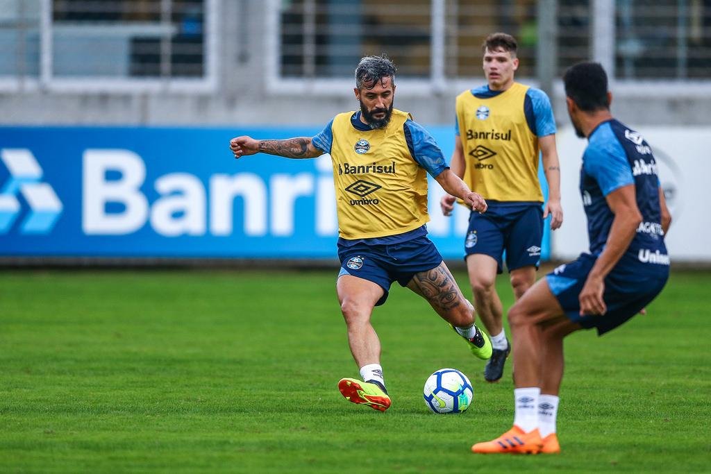 Douglas ficar&aacute; treinando durante a Copa do Mundo