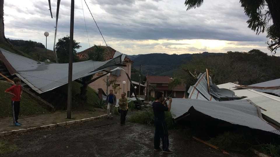 Escola Estadual &Acirc;ngelo Chiamolera em Bento Gon&ccedil;alves ficou destelhada