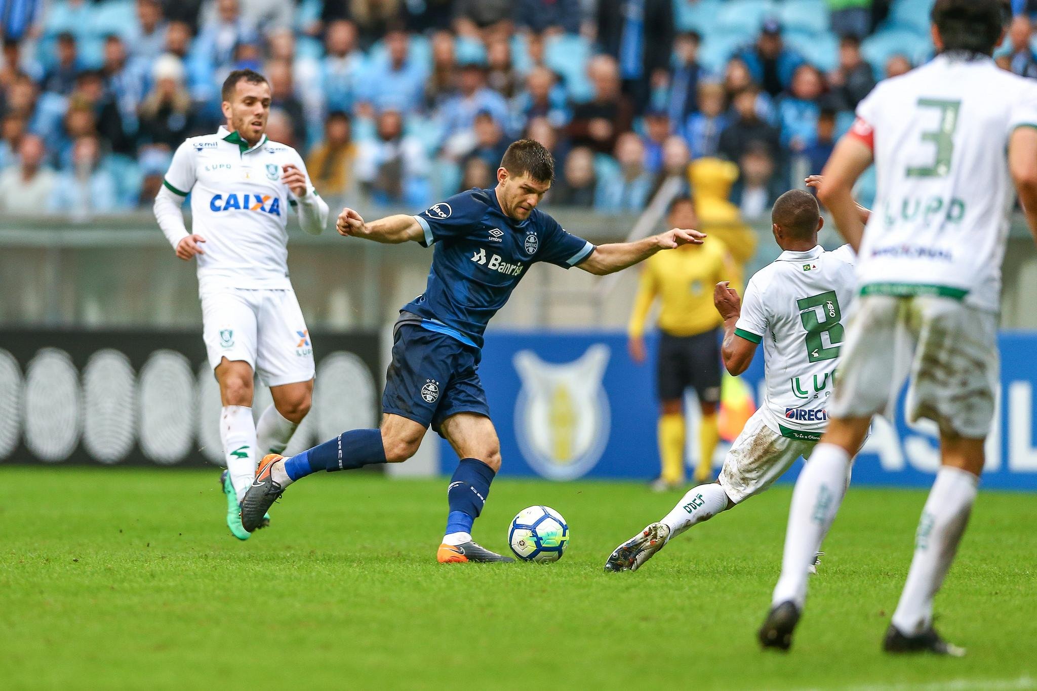 Kannemann ficou fora da viagem a Recife para jogo contra o Sport