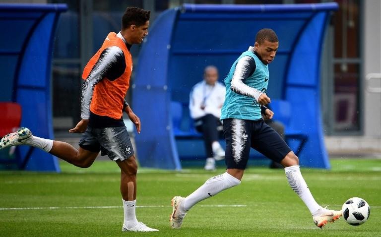 Mbapp&eacute; recebeu uma pancada de Adil Rami na ter&ccedil;a-feira