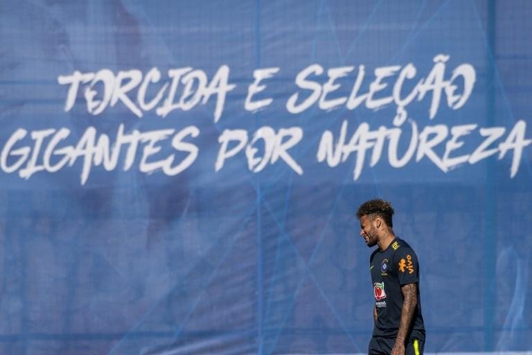 Colecionadores afirmaram que jogador &eacute; cobi&ccedil;ado para completar &aacute;lbum