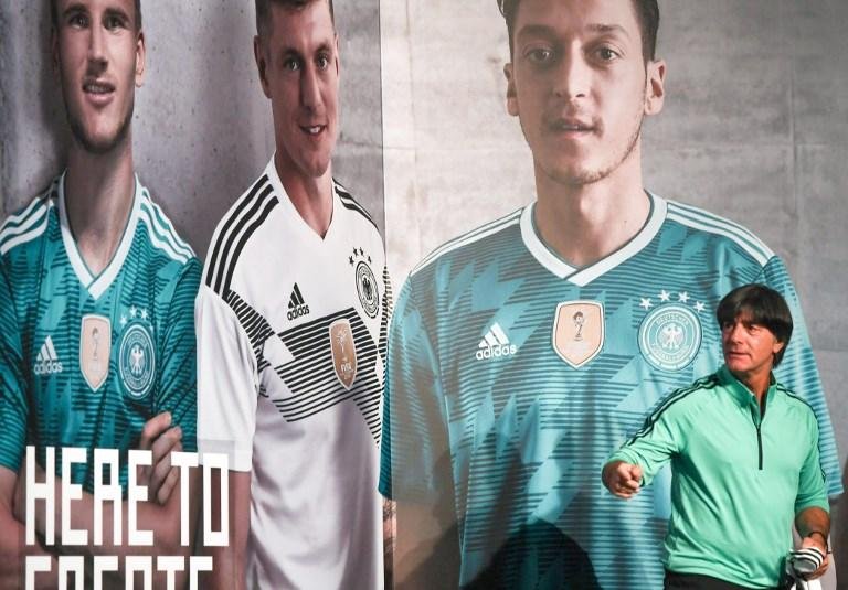 T&eacute;cnico da Alemanha, Joachim L&ouml;w, reconheceu que a sa&iacute;da inesperada do treinador Julen Lopetegui foi um golpe para a Espanha