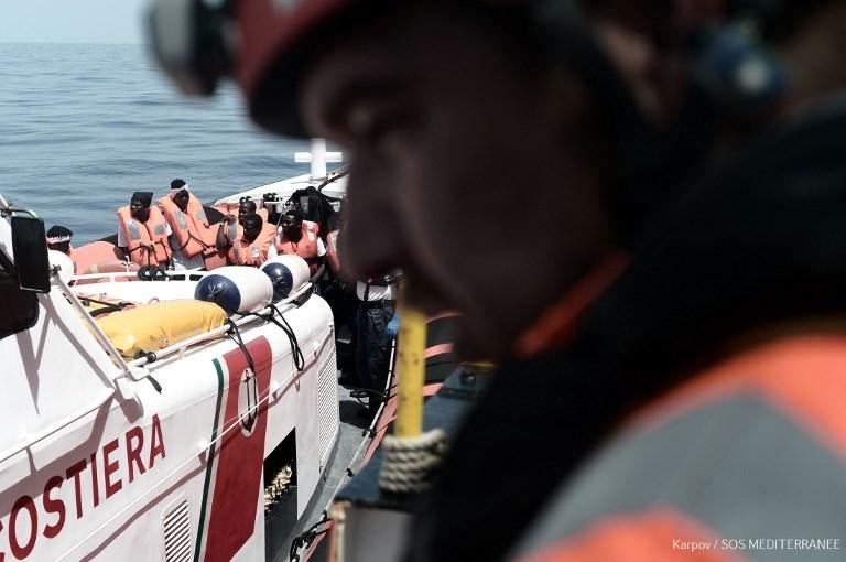 Navio humanit&aacute;rio com 629 migrantes foi rejeitado por governo italiano e causou pol&ecirc;mica