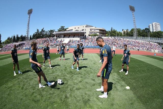 Brasileiros e russos vibram em primeiro treino da Sele&ccedil;&atilde;o na R&uacute;ssia