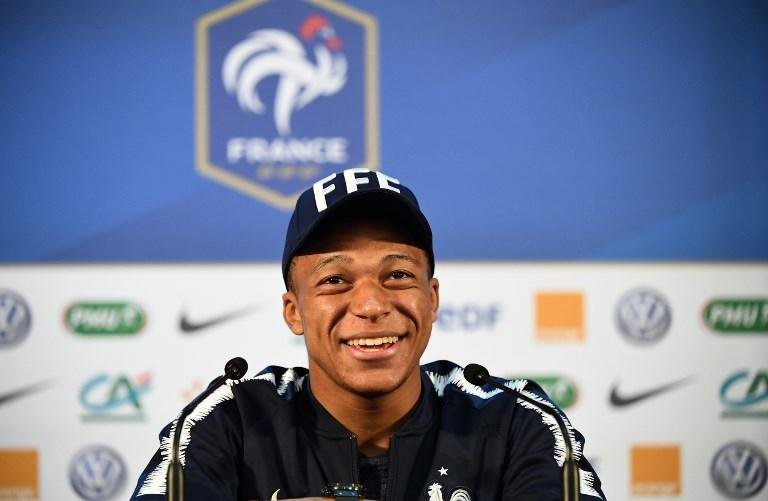 Mbapp&eacute; diz estar 100% ap&oacute;s choque no treino