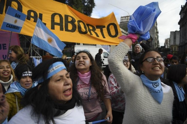 Estudantes argentinos sa&iacute;ram as ruas para pedir a despenaliza&ccedil;&atilde;o do aborto