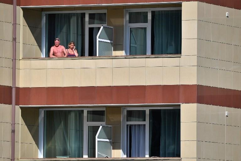 Pessoas circulavam pelas sacadas dos apartamentos localizados ao lado do campo onde a Sele&ccedil;&atilde;o trabalhou em Sochi