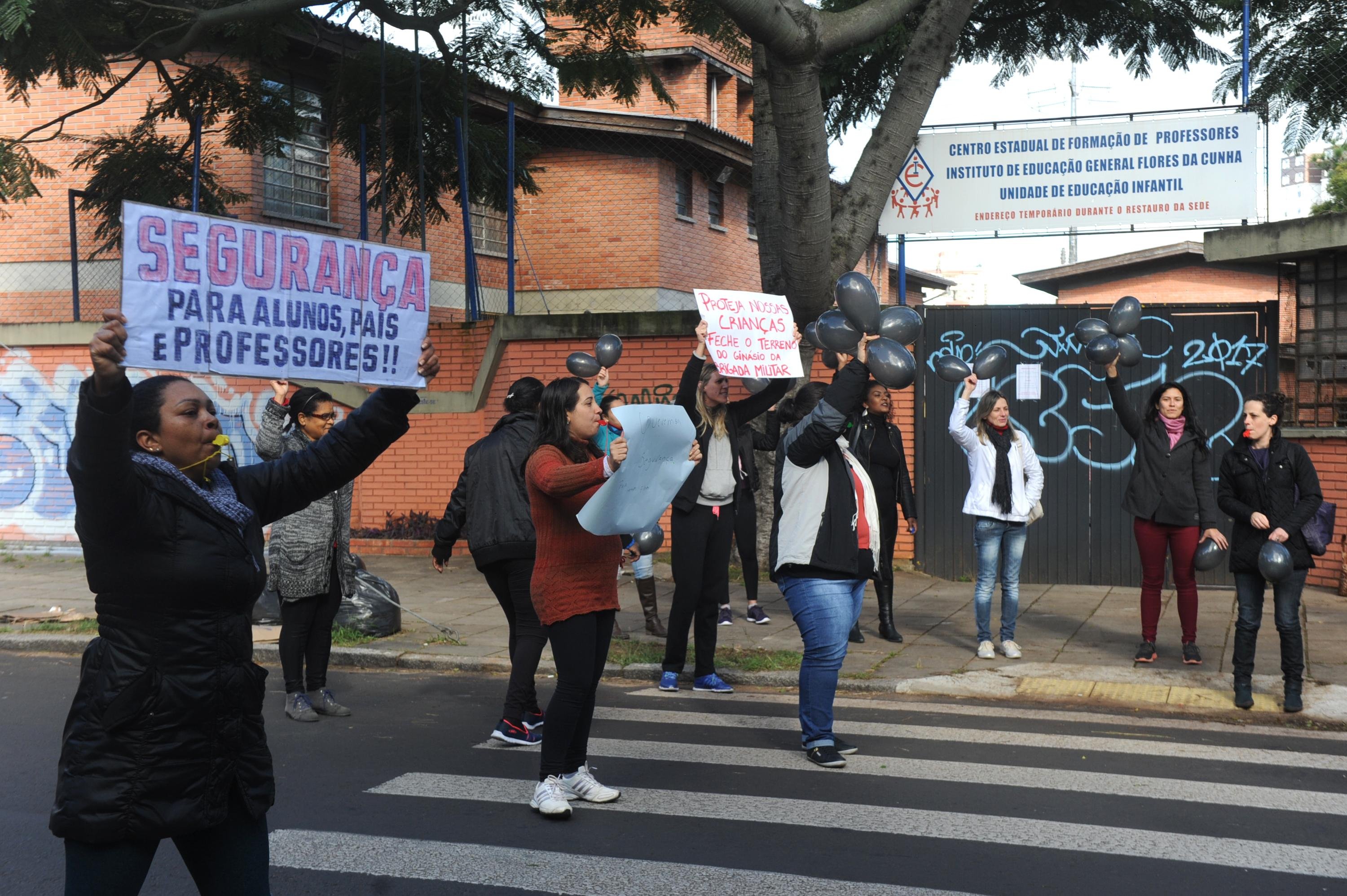 Manifestantes reivindicam seguran&ccedil;a para alunos e professores pela volta das atividades na escola