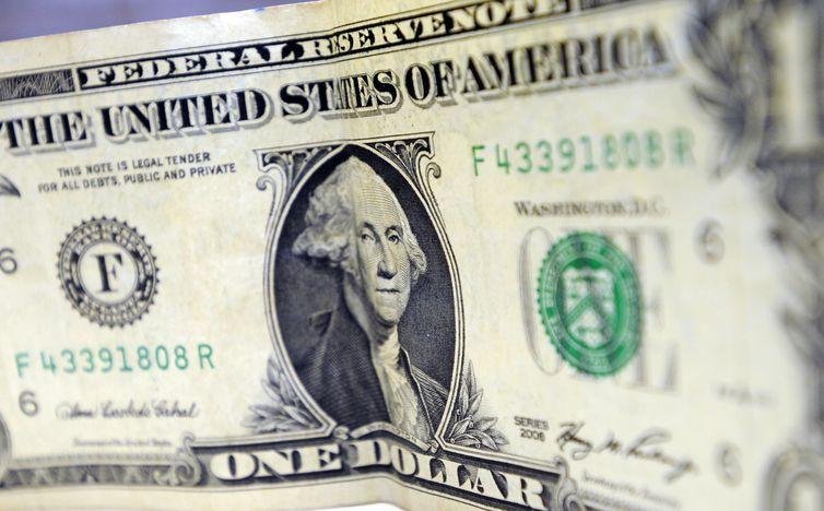 Bovespa cai e d&oacute;lar tem leve alta ap&oacute;s decis&atilde;o de juros nos EUA
