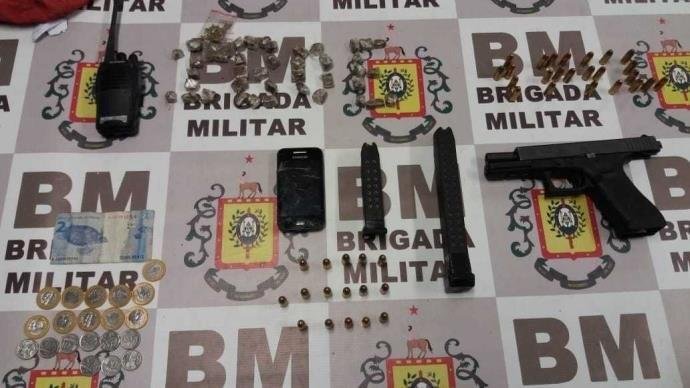 Armamento apreendido com os suspeitos durante pris&atilde;o
