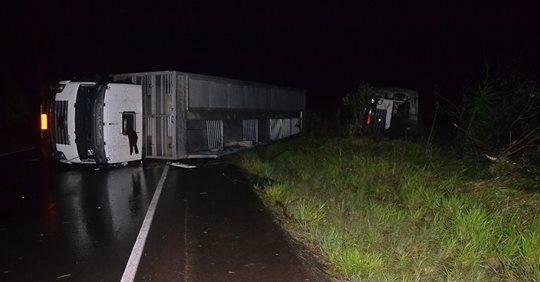 Caminh&otilde;es tombaram &agrave;s margens da rodovia devido ao forte vento