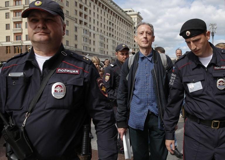 Em 2007, foi detido ap&oacute;s ser agredido no rosto em uma marcha pelo Orgulho LGBT em Moscou