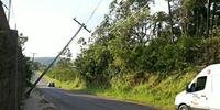 Diversos postes caíram devido ao forte temporal que atingiu o RS