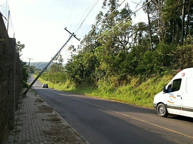 Diversos postes ca&iacute;ram devido ao forte temporal que atingiu o RS