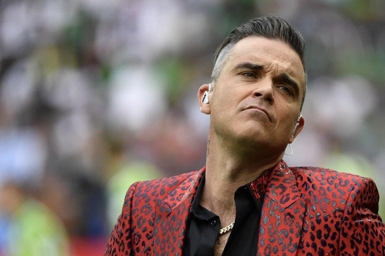 Robbie Williams mostra o dedo do meio em cerim&ocirc;nia de abertura da Copa