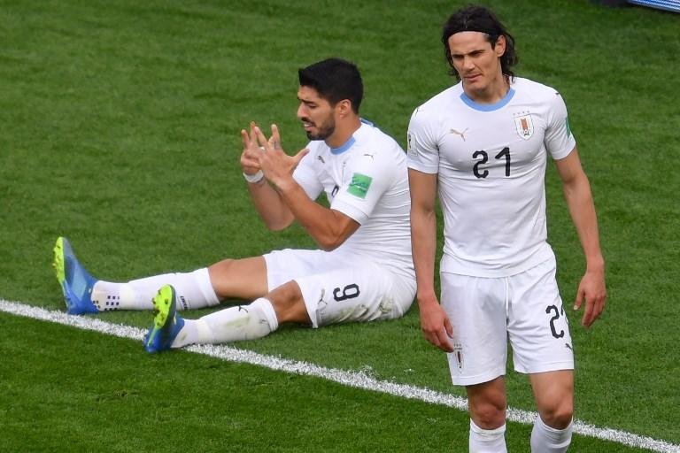 Meio-campo uruguaio abasteceu pouco a dupla Su&aacute;rez e Cavani em estreia