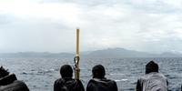 Imigrantes navegam em águas espanholas