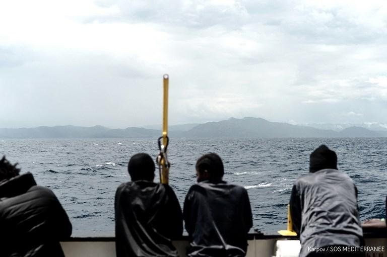 Imigrantes navegam em &aacute;guas espanholas