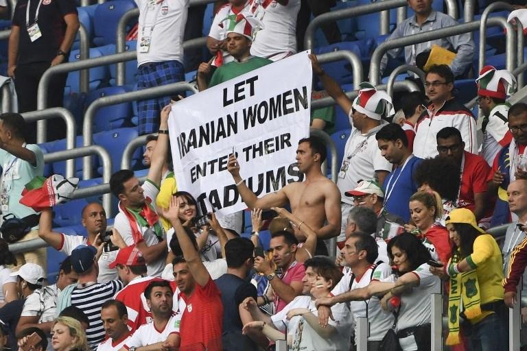 Cartaz pede libera&ccedil;&atilde;o de mulheres iranianas nos est&aacute;dios