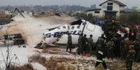 Avião de companhia bengalesa cai perto de aeroporto no Nepal	