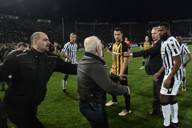 Jogo na Gr&eacute;cia &eacute; suspenso ap&oacute;s dono do PAOK invadir campo armado