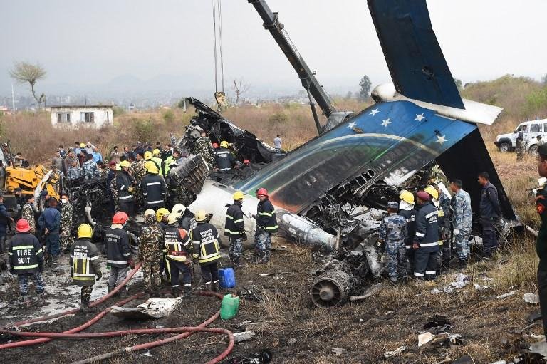 Queda de avi&atilde;o no Nepal deixa 49 mortos