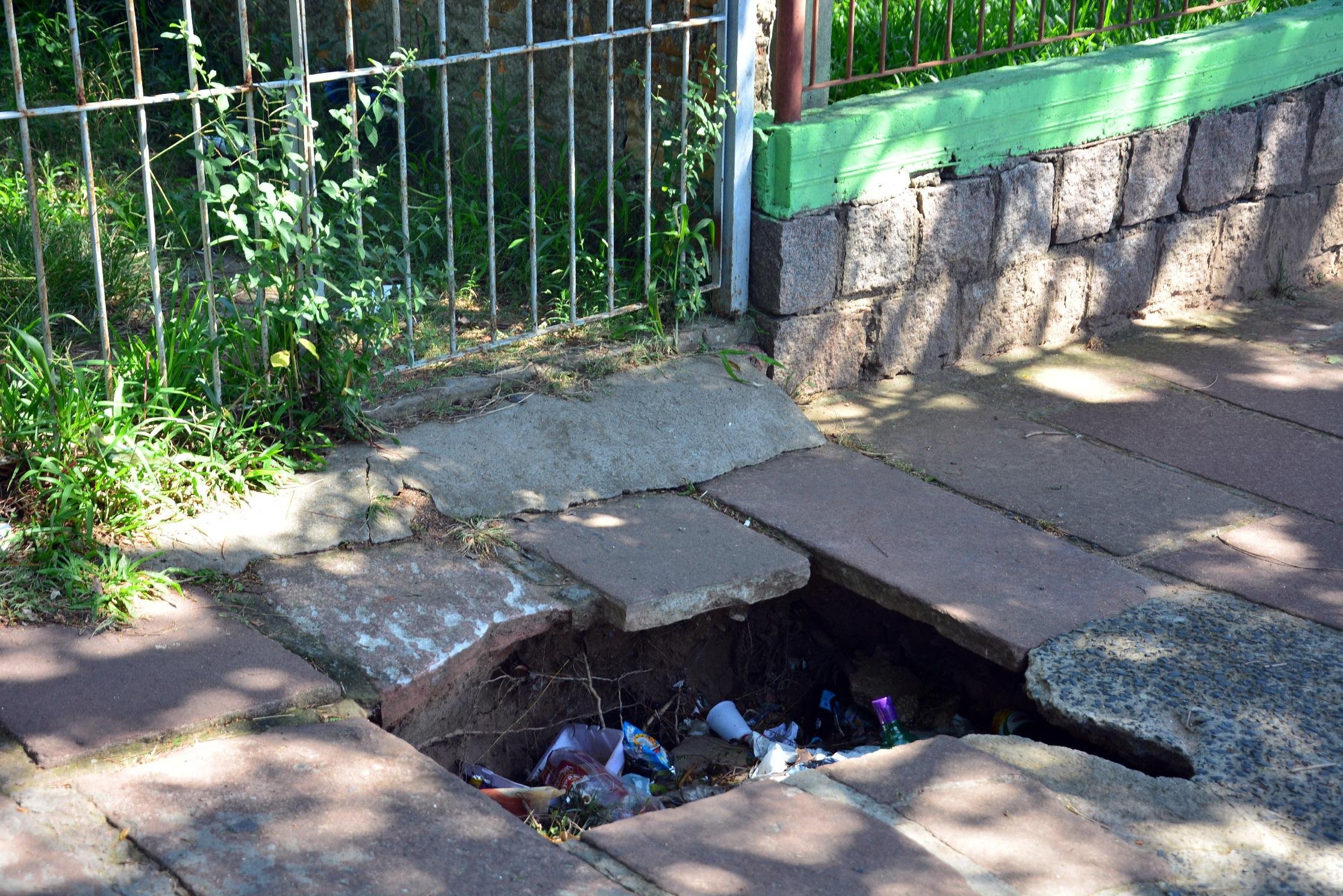 Ruas esburacadas transformam a paisagem urbana de Porto Alegre