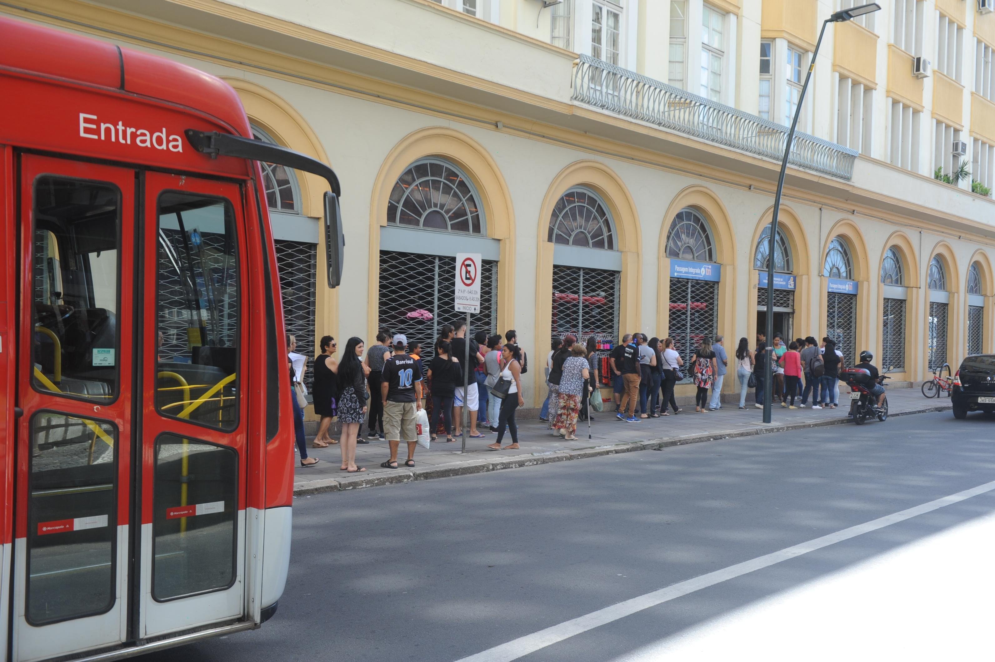 Longas filas se formaram para carregar o cart&atilde;o TRI nesta segunda-feira